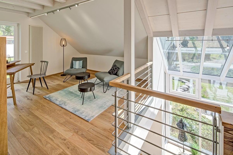 Foto di un soggiorno nordico aperto con pareti bianche, pavimento in legno massello medio e pavimento marrone