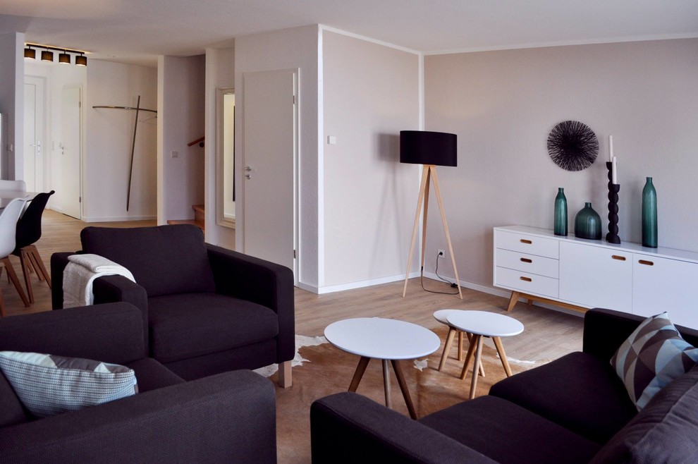Idee per un ampio soggiorno nordico aperto con pareti beige, pavimento in vinile, soffitto in carta da parati e carta da parati
