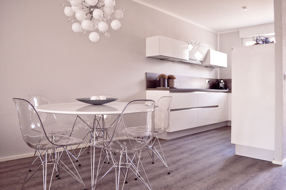 Geräumiges, Offenes Modernes Wohnzimmer mit Vinylboden, grauer Wandfarbe, grauem Boden, Tapetendecke und Tapetenwänden in Sonstige