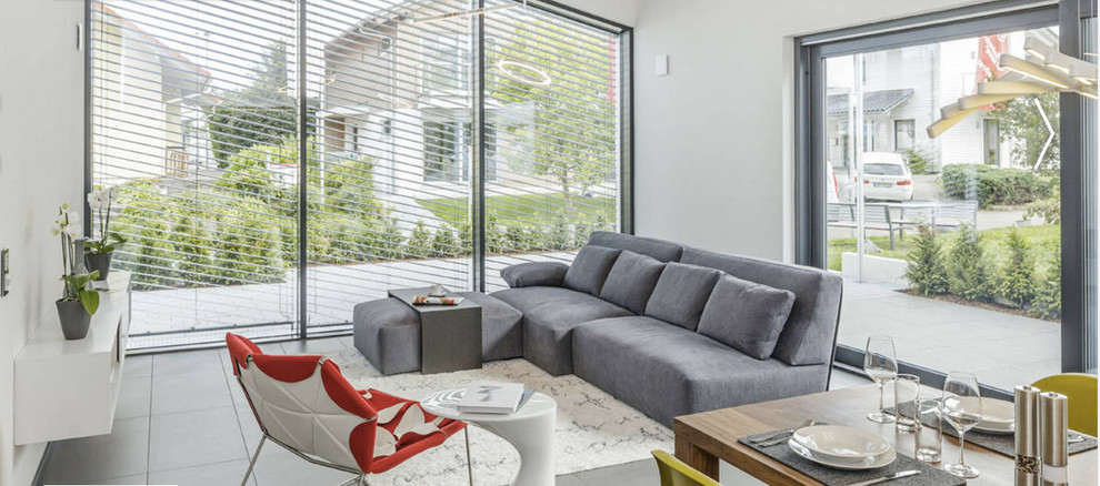 Mittelgroßes, Fernseherloses, Offenes Modernes Wohnzimmer ohne Kamin mit weißer Wandfarbe in Stuttgart