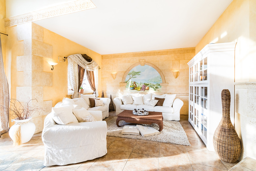 Mittelgroßes, Offenes Mediterranes Wohnzimmer mit oranger Wandfarbe in Sonstige