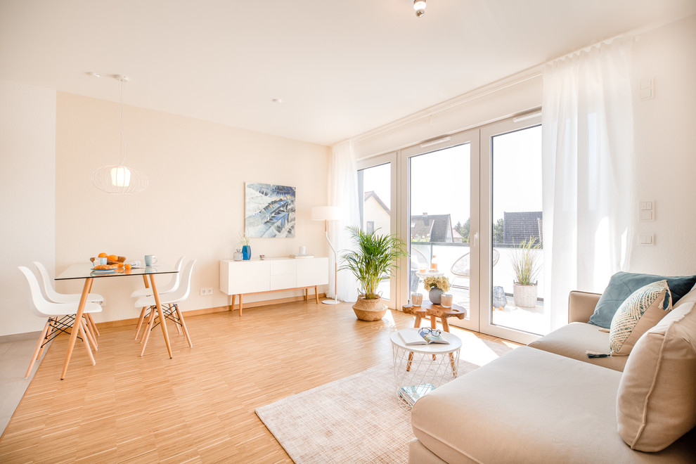 Ejemplo de salón para visitas abierto escandinavo de tamaño medio sin chimenea y televisor con paredes blancas, suelo de bambú y suelo beige