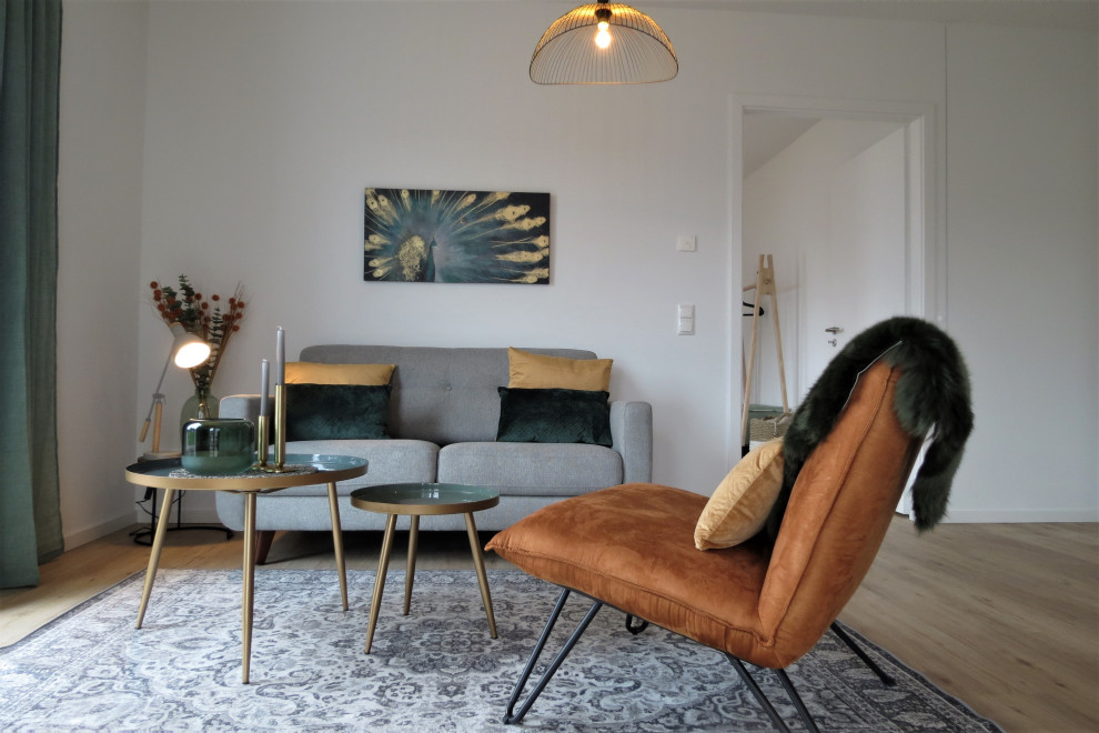 Mittelgroßes, Offenes Modernes Wohnzimmer mit weißer Wandfarbe und beigem Boden in Hamburg
