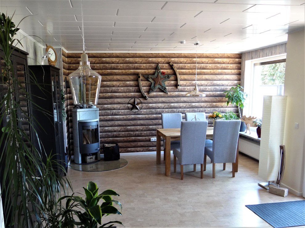 Exemple d'une salle de séjour nature de taille moyenne et fermée avec un bar de salon, un mur jaune, un sol en liège, un poêle à bois, un manteau de cheminée en pierre, un téléviseur fixé au mur et un sol beige.