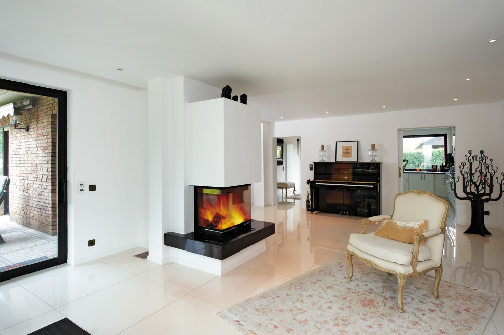 Modelo de sala de estar contemporánea con marco de chimenea de piedra