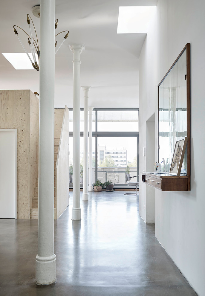 Свежая идея для дизайна: огромная парадная, двухуровневая гостиная комната в стиле лофт с белыми стенами и бетонным полом - отличное фото интерьера