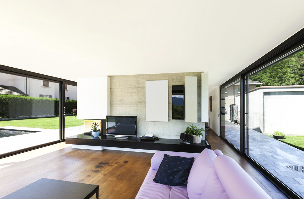 Großes, Abgetrenntes Modernes Wohnzimmer mit braunem Holzboden, Eckkamin, freistehendem TV, weißer Wandfarbe und verputzter Kaminumrandung in Essen