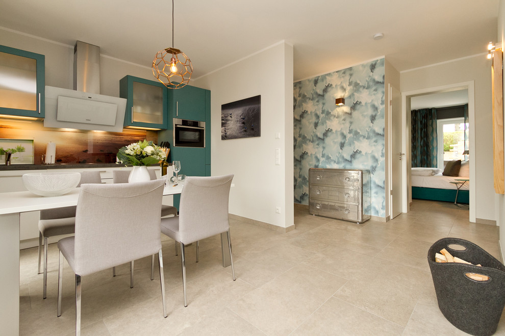 Стильный дизайн: открытая гостиная комната в современном стиле с разноцветными стенами и полом из травертина - последний тренд