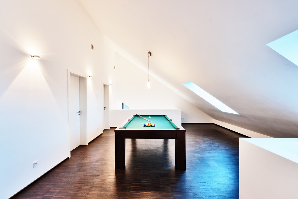 Modelo de sala de estar actual de tamaño medio con paredes blancas y suelo de madera oscura