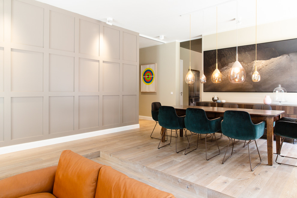 Mittelgroßes, Fernseherloses, Offenes Modernes Wohnzimmer ohne Kamin mit beiger Wandfarbe, hellem Holzboden und beigem Boden in Hamburg