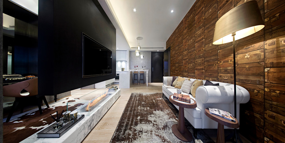 Idee per un ampio soggiorno contemporaneo stile loft con parquet chiaro, camino lineare Ribbon, TV a parete e pavimento beige