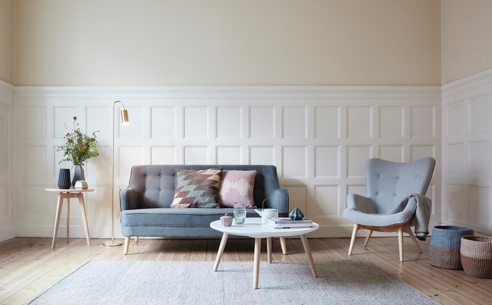 Immagine di un soggiorno nordico chiuso con pareti beige, parquet chiaro e nessun camino