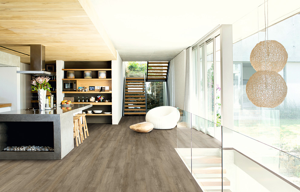 Kleines, Fernseherloses, Offenes Modernes Wohnzimmer ohne Kamin mit weißer Wandfarbe und dunklem Holzboden in Köln