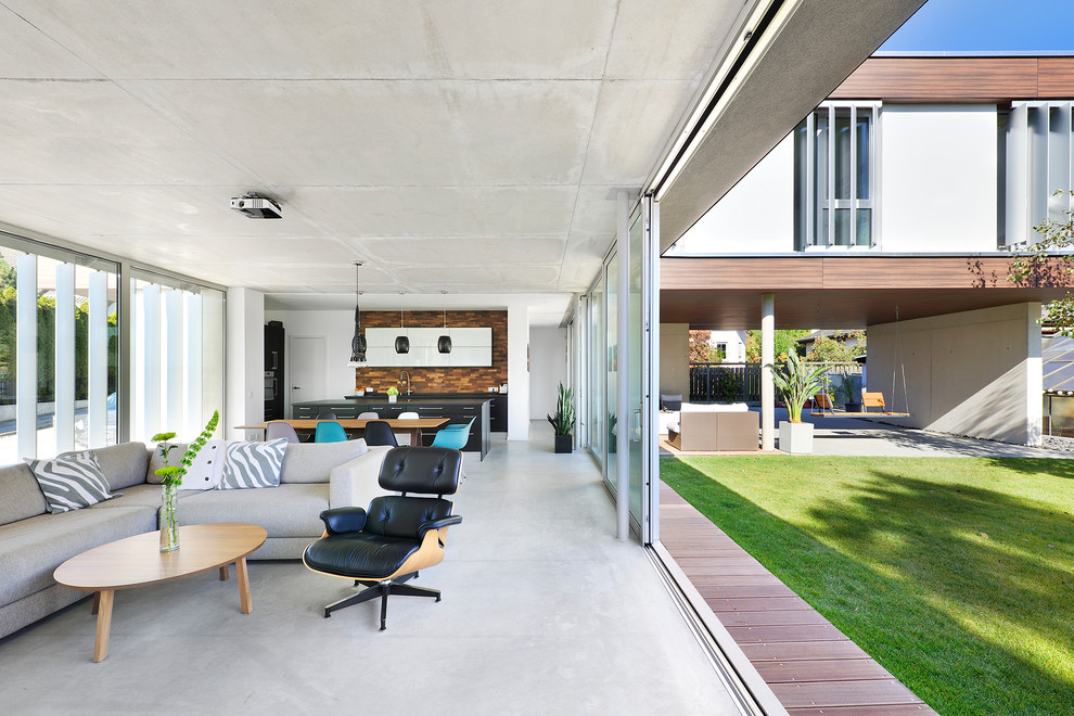 Offener Wohnbereich mit fließenden Übergang zum Garten - Contemporary