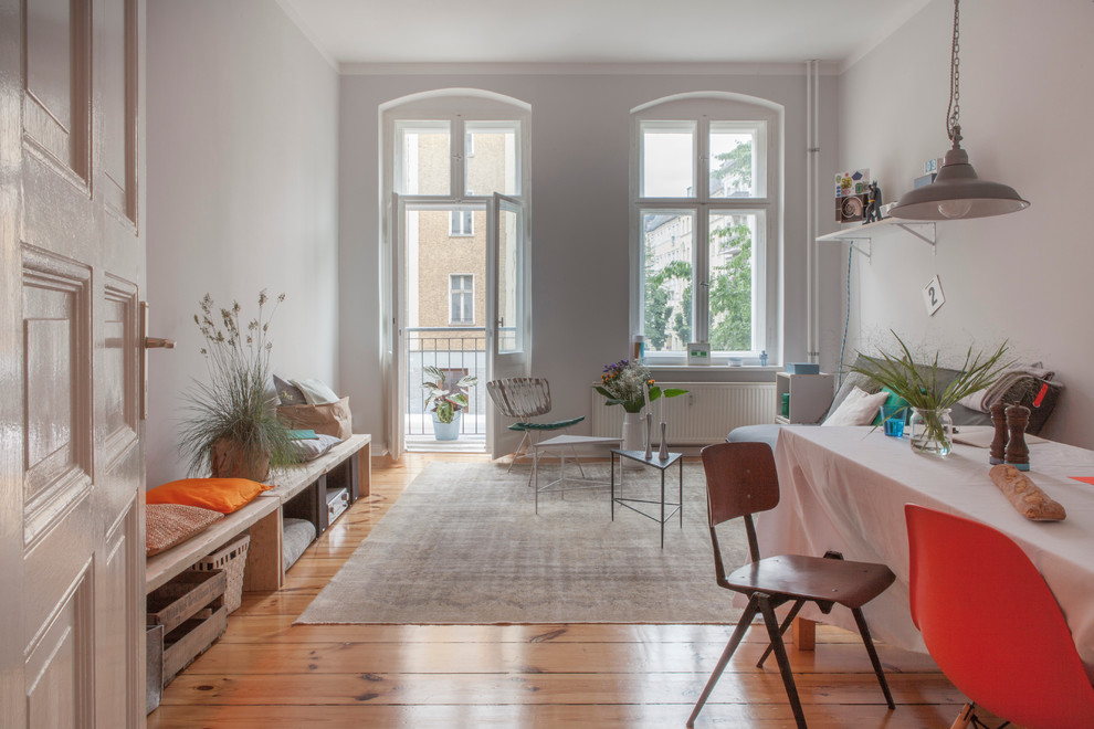 Mittelgroßes Shabby-Chic Wohnzimmer mit grauer Wandfarbe und braunem Holzboden in Berlin