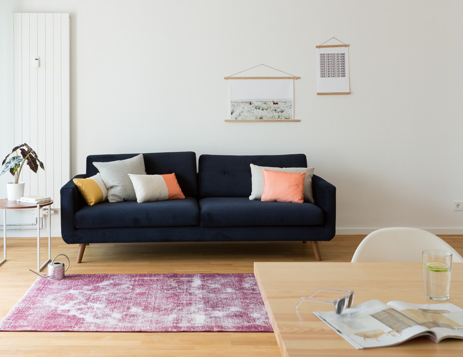 Esempio di un ampio soggiorno minimalista aperto con pareti bianche, parquet chiaro, nessun camino, nessuna TV e pavimento beige