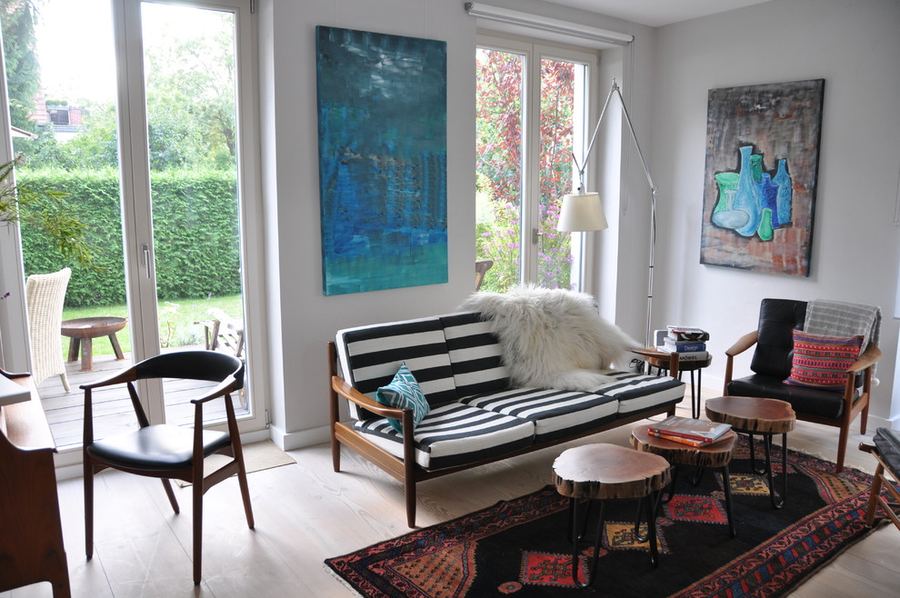 Inspiration för små moderna separata vardagsrum, med grå väggar, ljust trägolv och ett musikrum