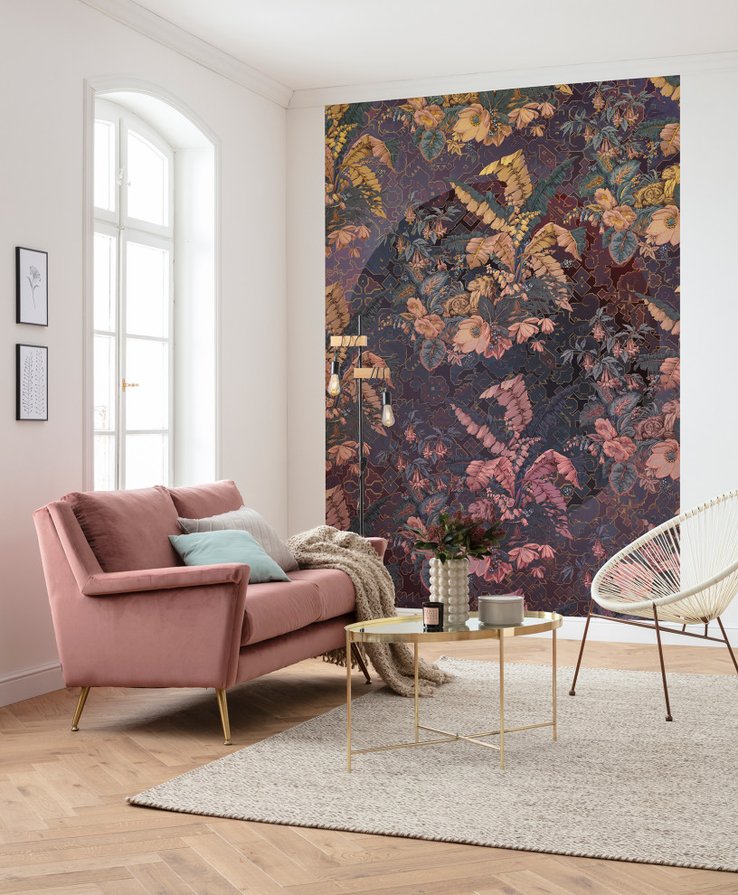 Ispirazione per un grande soggiorno tradizionale aperto con pareti viola, pavimento in laminato e pavimento marrone