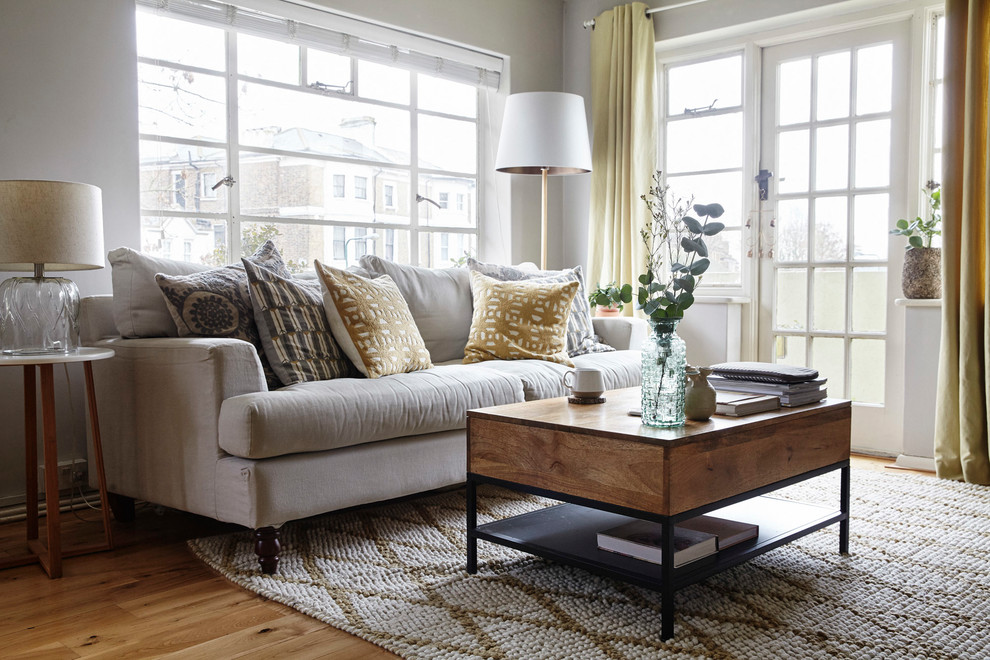 Ispirazione per un soggiorno classico di medie dimensioni con pareti grigie, pavimento in legno massello medio e pavimento marrone