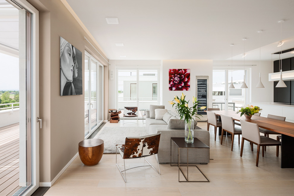 Стильный дизайн: большая открытая гостиная комната в современном стиле с коричневыми стенами и светлым паркетным полом без камина, телевизора - последний тренд