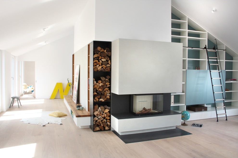 Bild på ett minimalistiskt vardagsrum, med ett finrum, vita väggar, ljust trägolv och en bred öppen spis