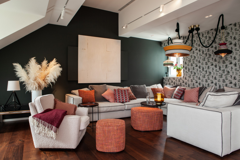Geräumiges, Offenes Eklektisches Wohnzimmer mit grüner Wandfarbe, braunem Holzboden, verstecktem TV, braunem Boden, eingelassener Decke und Tapetenwänden in Hamburg