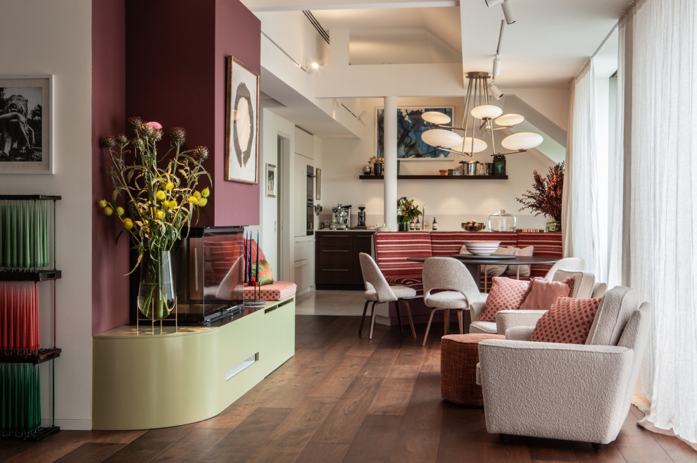 Cette image montre un très grand salon vintage ouvert avec une salle de réception, un mur rouge, un sol en bois brun, une cheminée standard, un manteau de cheminée en bois, un téléviseur dissimulé, un sol marron et un plafond décaissé.