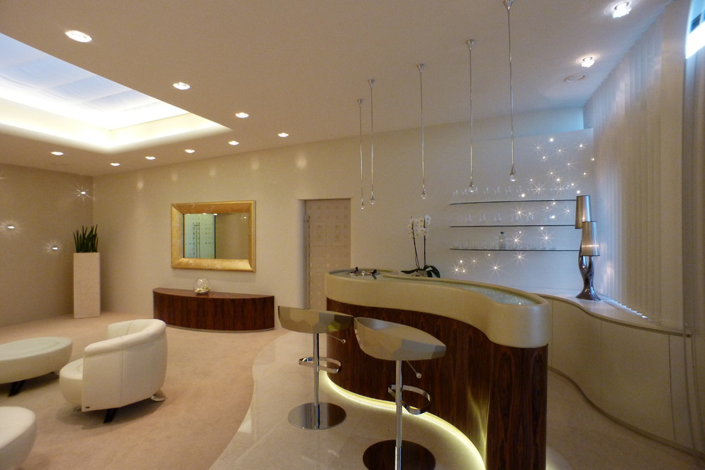 Immagine di un soggiorno mediterraneo con sala formale, pareti beige, pavimento in compensato e TV nascosta