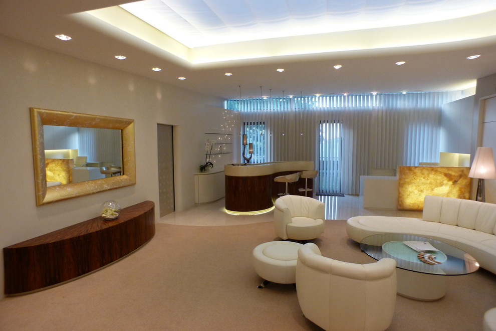 Foto på ett medelhavsstil vardagsrum, med ett finrum, beige väggar, plywoodgolv och en dold TV