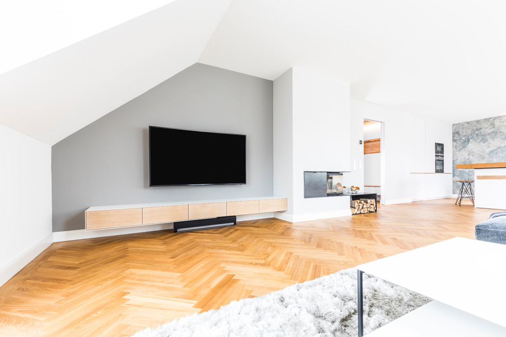 Großes, Repräsentatives Skandinavisches Wohnzimmer im Loft-Stil mit weißer Wandfarbe, braunem Holzboden, Eckkamin, verputzter Kaminumrandung, TV-Wand und braunem Boden in München
