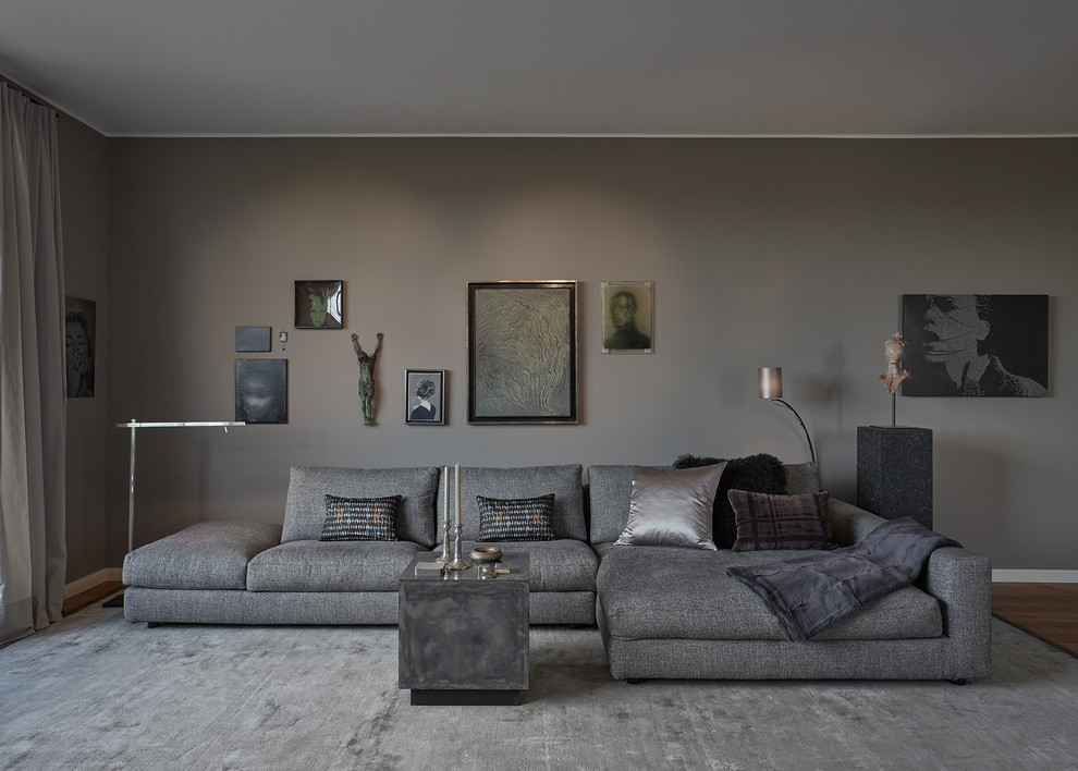 Mittelgroßes, Repräsentatives, Fernseherloses, Abgetrenntes Modernes Wohnzimmer ohne Kamin mit brauner Wandfarbe, braunem Holzboden und braunem Boden in Berlin