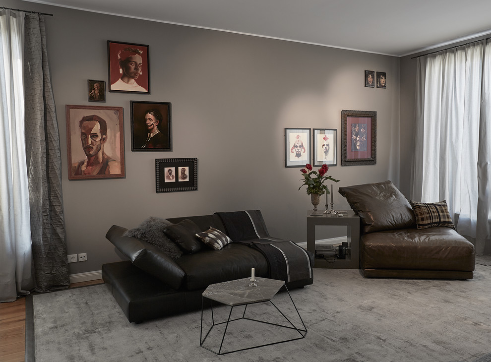 Imagen de salón para visitas cerrado contemporáneo de tamaño medio sin chimenea y televisor con paredes marrones, suelo de madera en tonos medios y suelo marrón