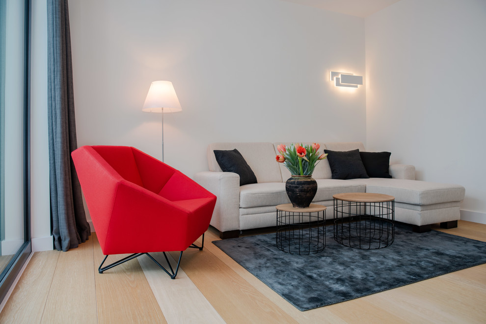 Immagine di un piccolo soggiorno minimalista con parquet chiaro
