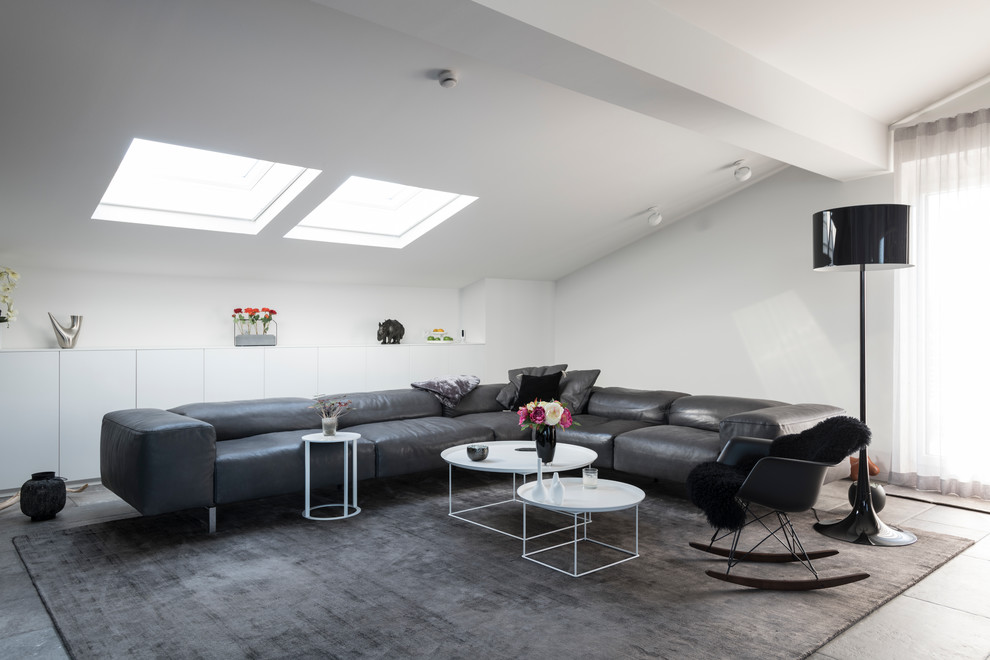 Mittelgroßes, Offenes Modernes Wohnzimmer mit weißer Wandfarbe und grauem Boden in Nürnberg