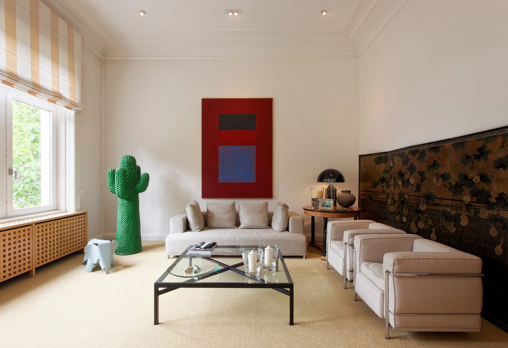 На фото: парадная, изолированная гостиная комната в современном стиле с ковровым покрытием и белыми стенами с