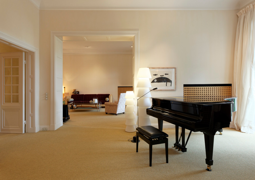 Diseño de salón con rincón musical cerrado contemporáneo sin chimenea con paredes beige y moqueta