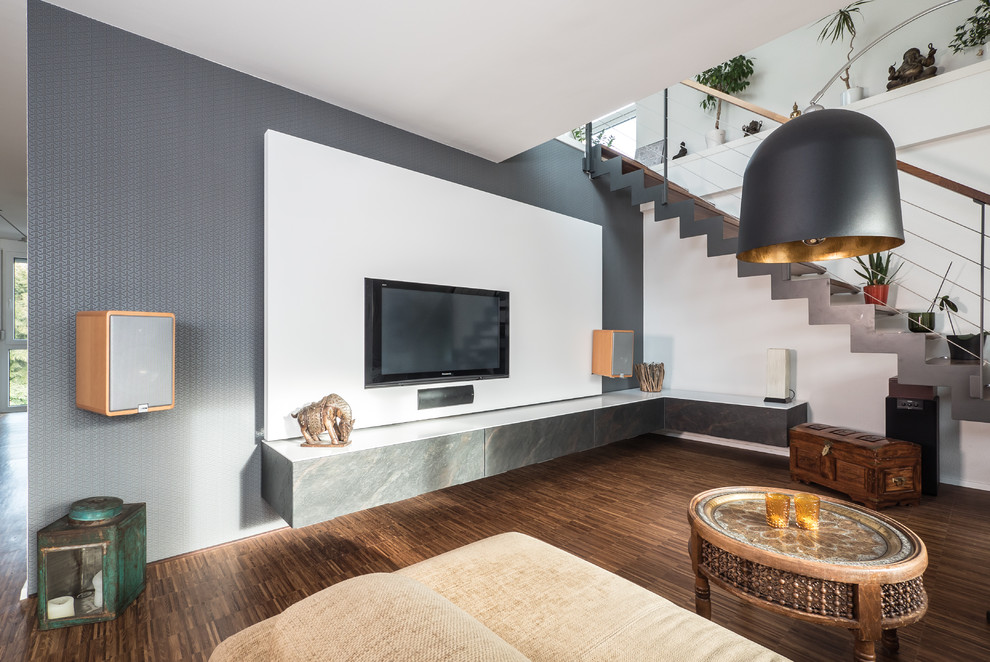 Mittelgroßes, Abgetrenntes Modernes Wohnzimmer ohne Kamin mit weißer Wandfarbe, Bambusparkett, TV-Wand und braunem Boden in Stuttgart