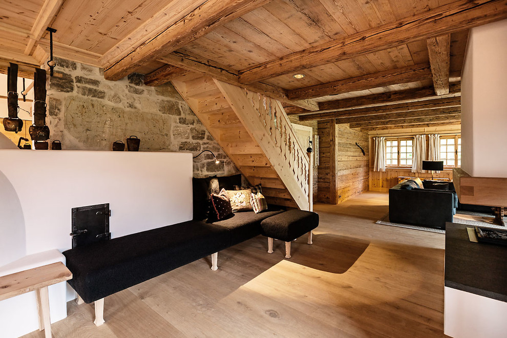 Imagen de salón para visitas abierto rústico extra grande con suelo de madera en tonos medios, marco de chimenea de yeso y suelo marrón