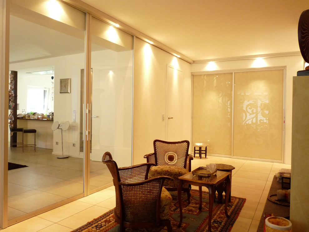Ejemplo de salón para visitas actual grande con suelo de baldosas de cerámica y suelo beige