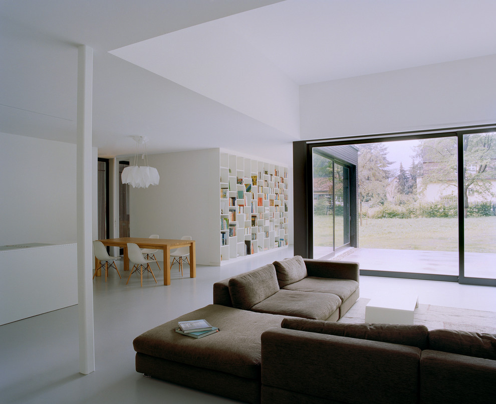 Foto di un grande soggiorno minimalista aperto con sala formale e pareti bianche