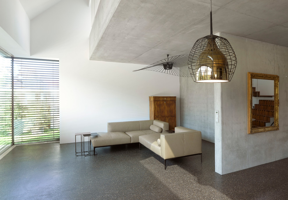 Mittelgroßes, Fernseherloses, Offenes Modernes Wohnzimmer ohne Kamin mit grauer Wandfarbe und schwarzem Boden in Stuttgart