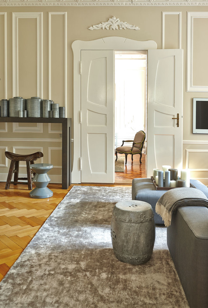 Idéer för ett stort klassiskt separat vardagsrum, med beige väggar, mellanmörkt trägolv och en väggmonterad TV
