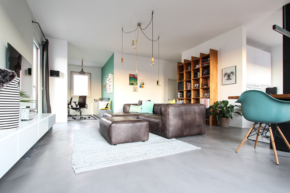 Mittelgroßes, Offenes Modernes Wohnzimmer mit Betonboden und TV-Wand in Frankfurt am Main