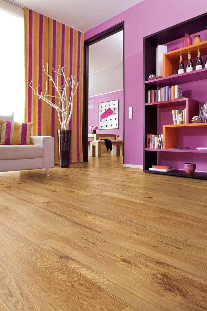 Ispirazione per un soggiorno design con pareti viola e pavimento in vinile