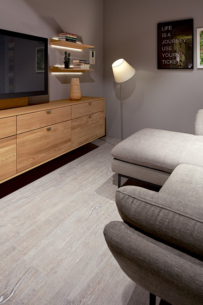 Пример оригинального дизайна: гостиная комната в современном стиле с серыми стенами, полом из винила и серым полом