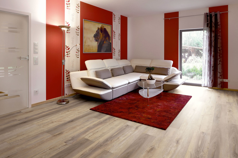Стильный дизайн: гостиная комната в классическом стиле с красными стенами и полом из винила - последний тренд