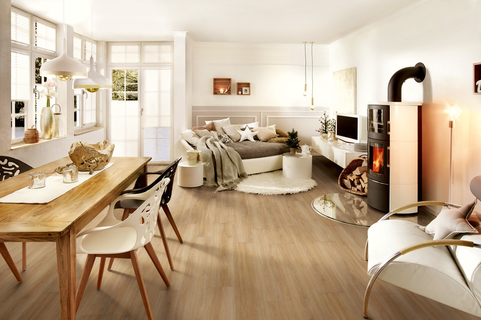 Ispirazione per un soggiorno contemporaneo con pavimento in vinile e stufa a legna