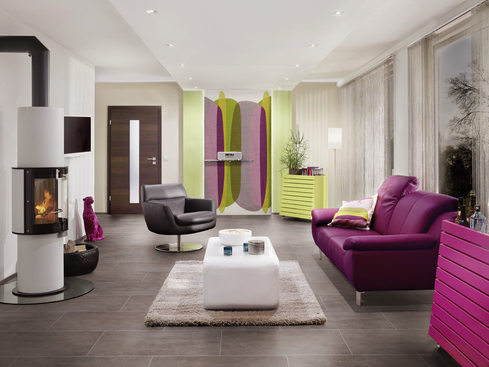 На фото: гостиная комната в современном стиле с полом из винила, стандартным камином и фасадом камина из камня с