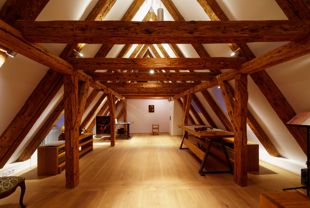Großer, Fernseherloser Rustikaler Hobbyraum ohne Kamin, im Loft-Stil mit weißer Wandfarbe, hellem Holzboden und beigem Boden in München