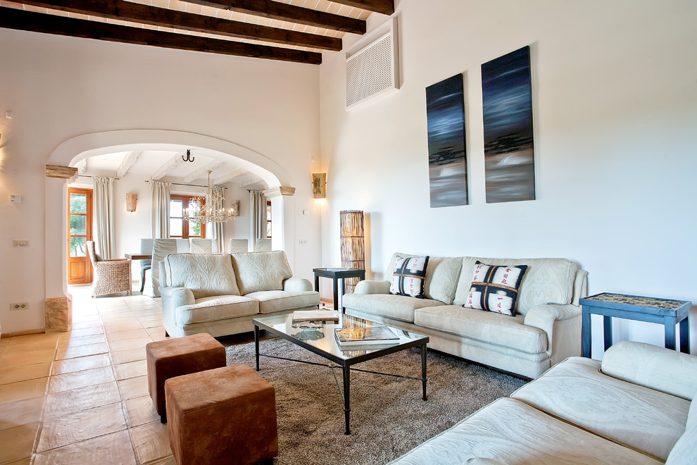 Источник вдохновения для домашнего уюта: гостиная комната в средиземноморском стиле с белыми стенами и полом из терракотовой плитки